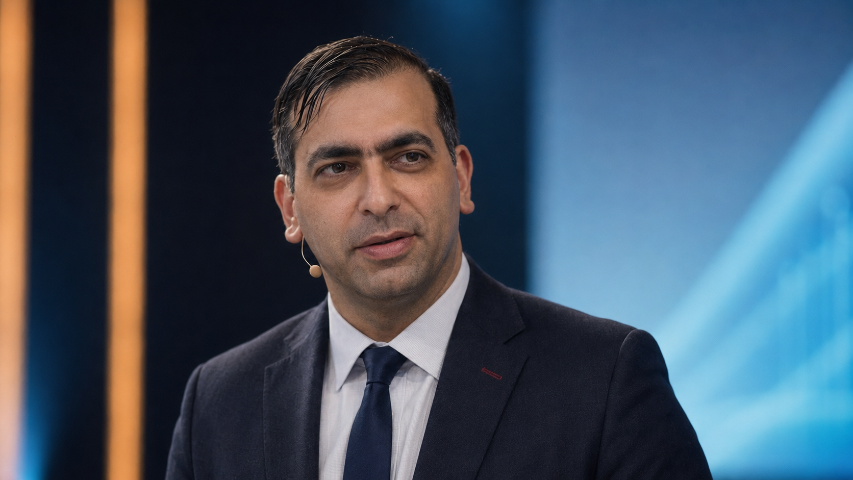 Aidin Faridnejad speaking at a professional event